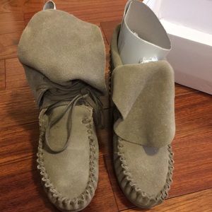 Steve Madden t-stud Mocs