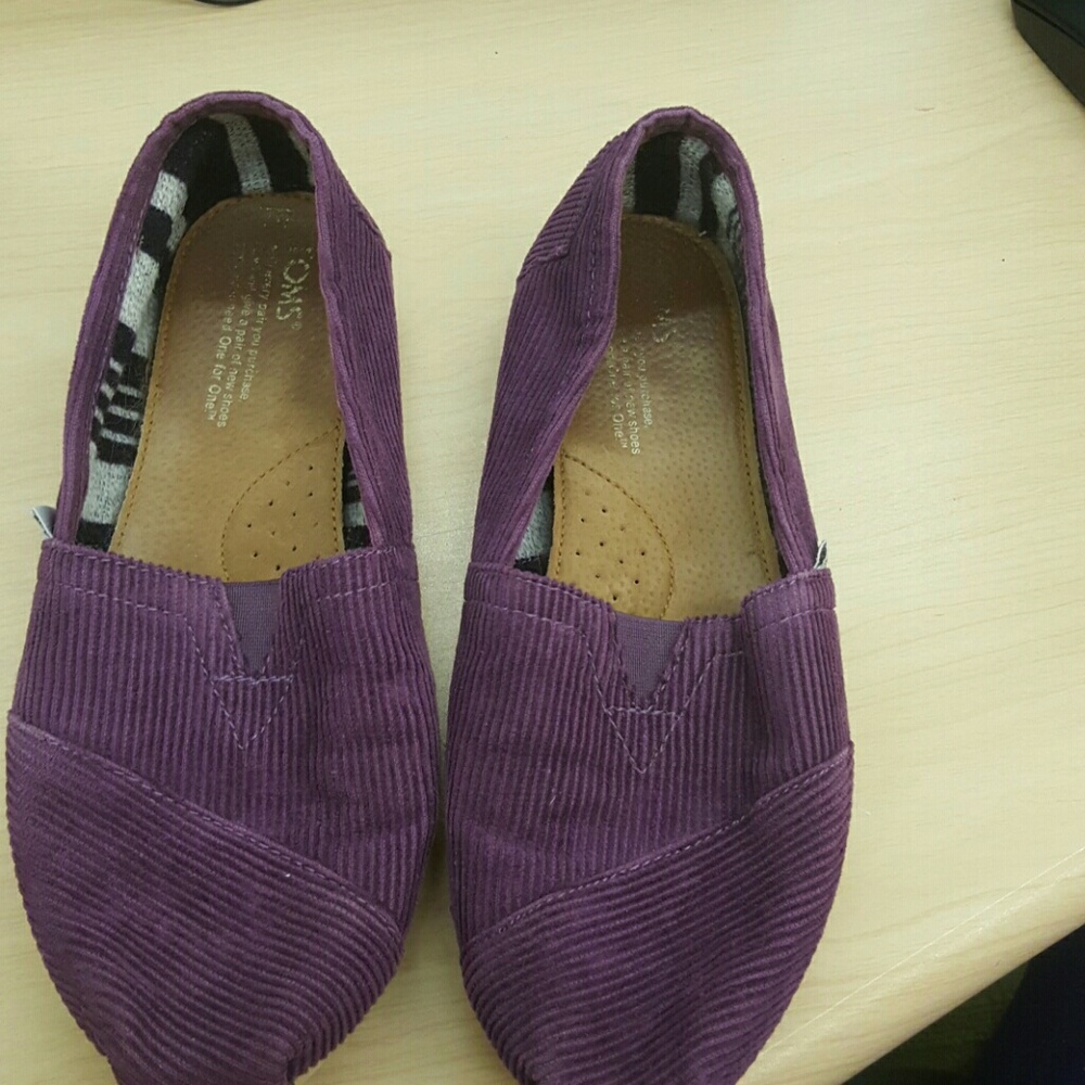 Tom's purple loafer