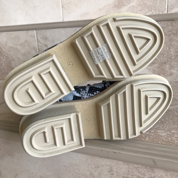 3.1 Phillip lim Mallory embossed leather boots - Picture 3 of 4