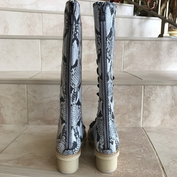 3.1 Phillip lim Mallory embossed leather boots - Picture 4 of 4