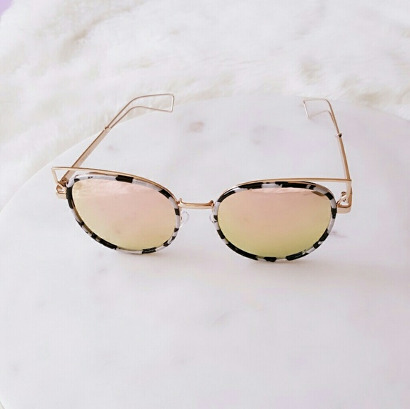 Fashion Sunglasses - Picture 2 of 8