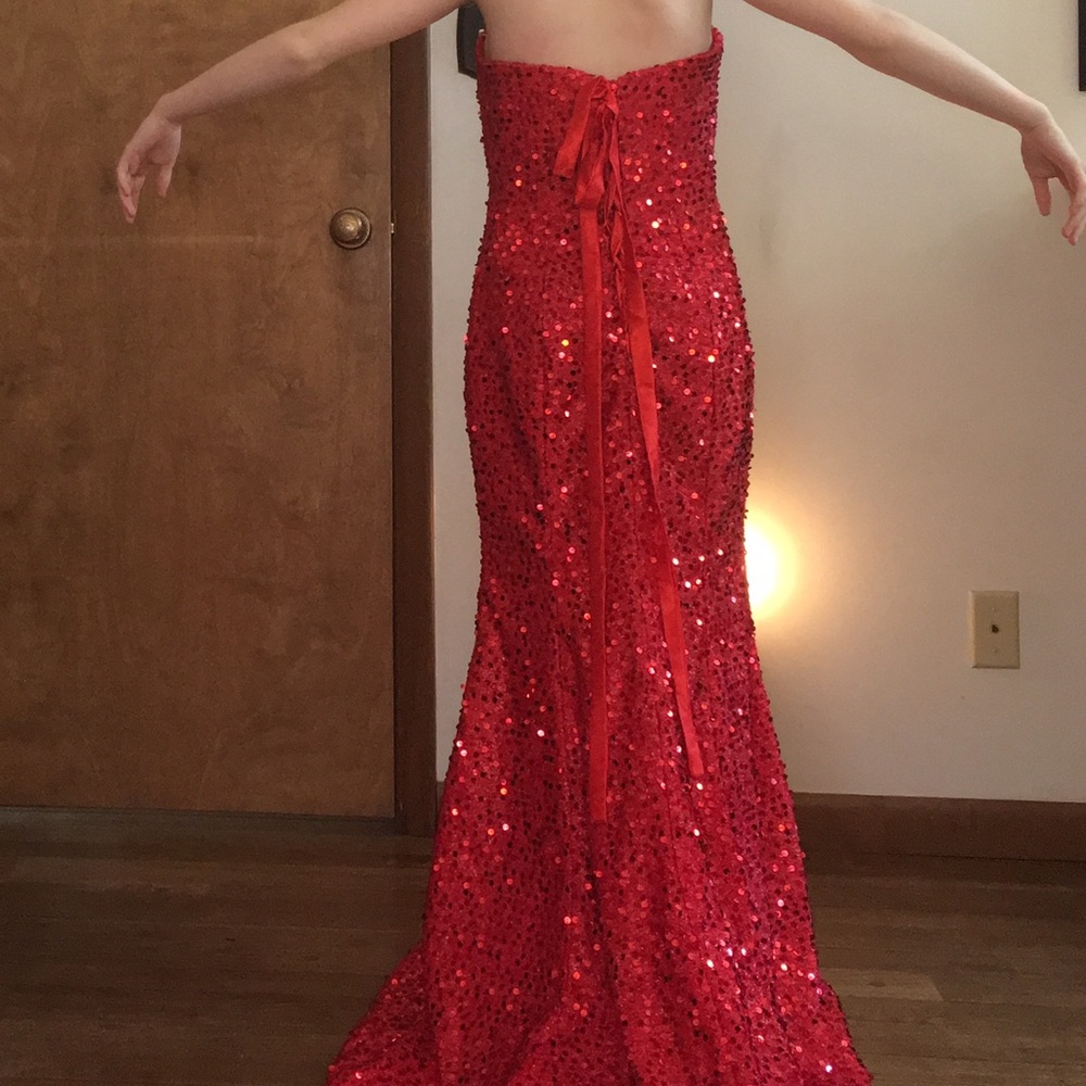 RED STRAPLESS PROM DRESS. I WILL DO OFFERS!! - Picture 5 of 8