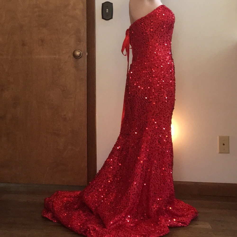 RED STRAPLESS PROM DRESS. I WILL DO OFFERS!! - Picture 6 of 8