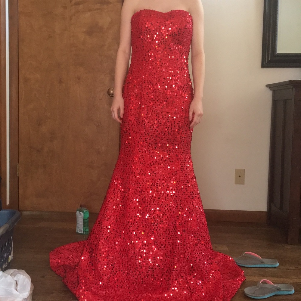 RED STRAPLESS PROM DRESS. I WILL DO OFFERS!! - Picture 7 of 8