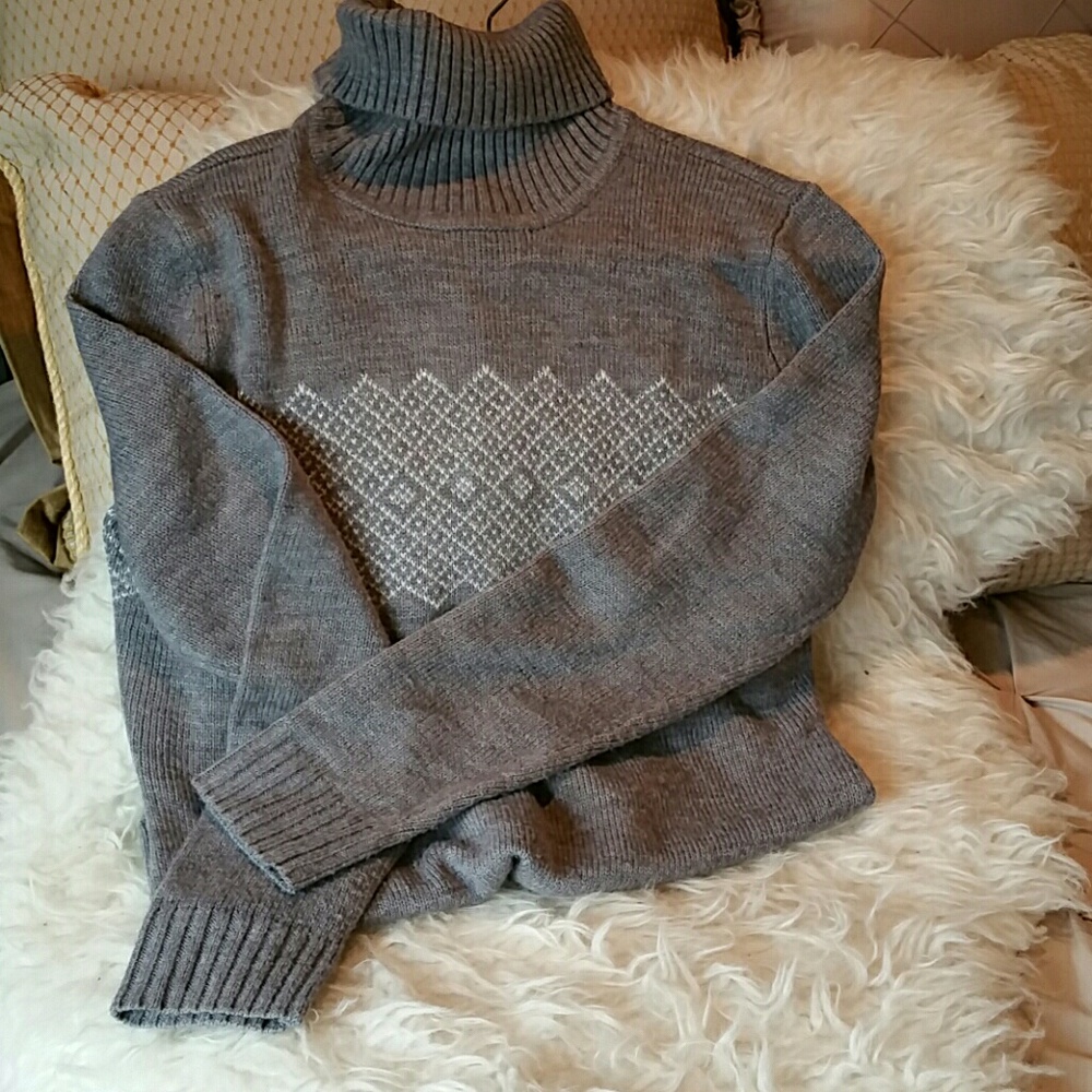 🎉Grey Turtleneck Sweater w/ silver pattern