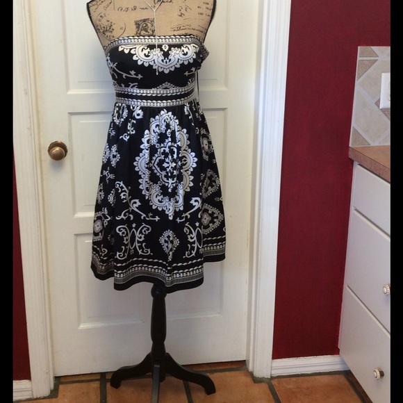White House Black Market Dresses & Skirts - 👗SALE👗Stunning💋 WHBM 💄Strapless Silk Dress