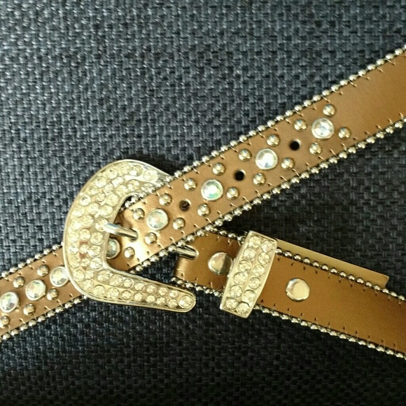 CEDAR ROAD LADIES LEATHER CRYSTAL STUD BELT - Picture 1 of 3