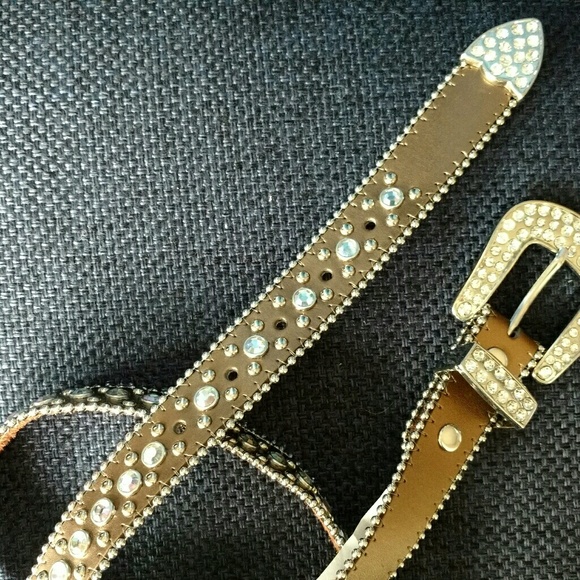 CEDAR ROAD LADIES LEATHER CRYSTAL STUD BELT - Picture 3 of 3