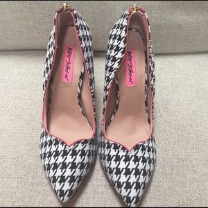 Betsey Johnson Houndstooth Pink Pumps Heels