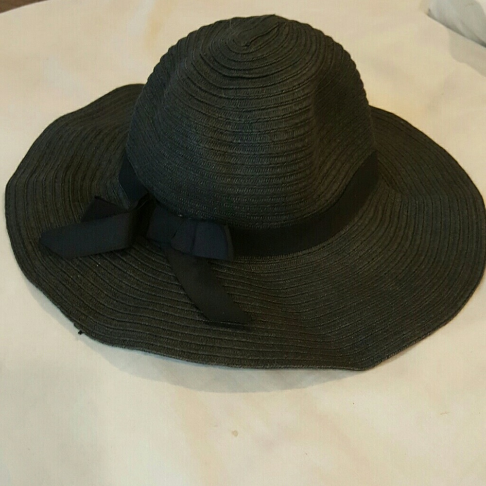 SOLD Black floppy/sun hat
