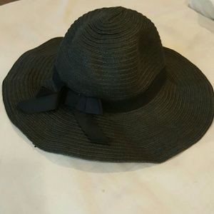 SOLD Black floppy/sun hat