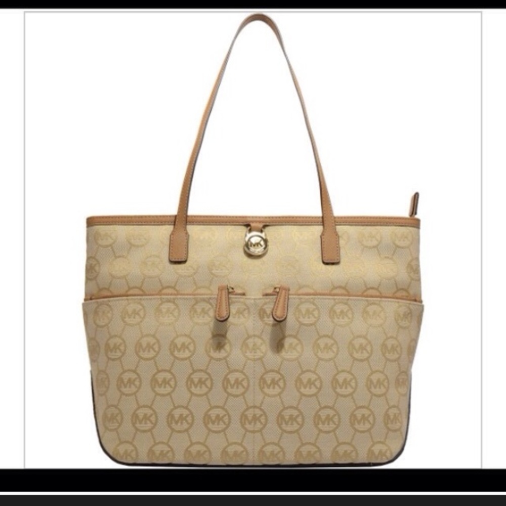 NWT Michael Kors Medium Pocket Kempton Signature