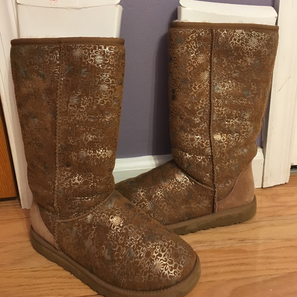 Beautiful chestnut uggs with shimmery logo on it