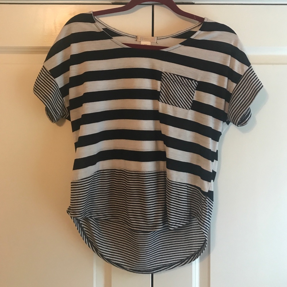 A semi - crop shirt.