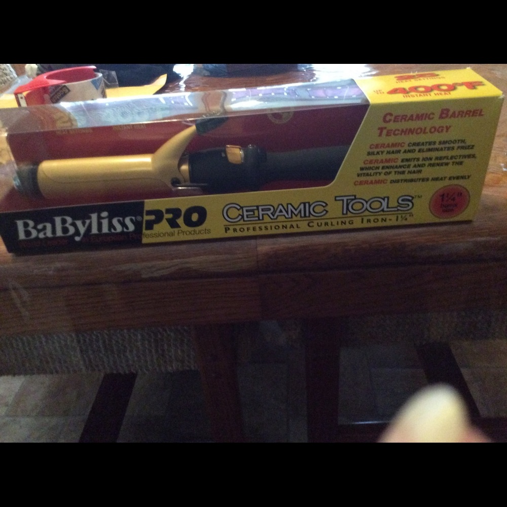 NEW IN BOX CURLING IRON 11/4"