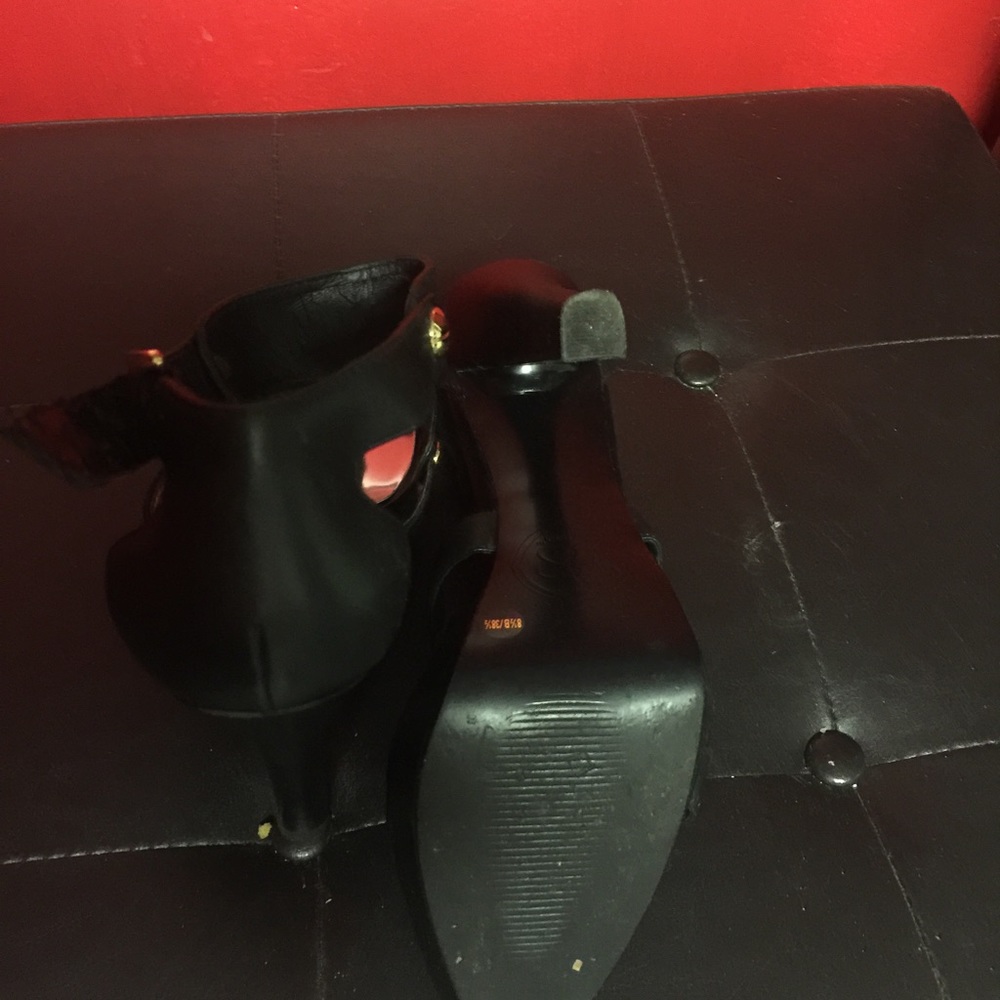 Shoe - Picture 2 of 4