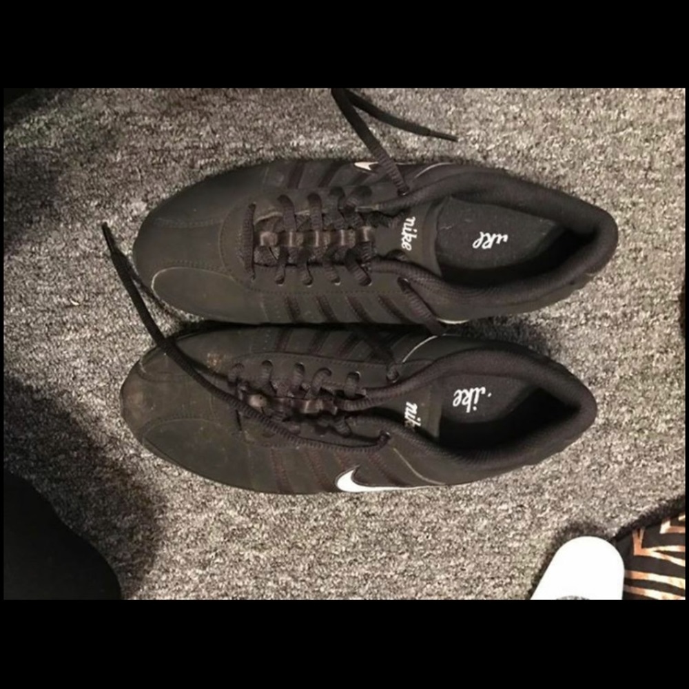 Women's Nike tennis shoes