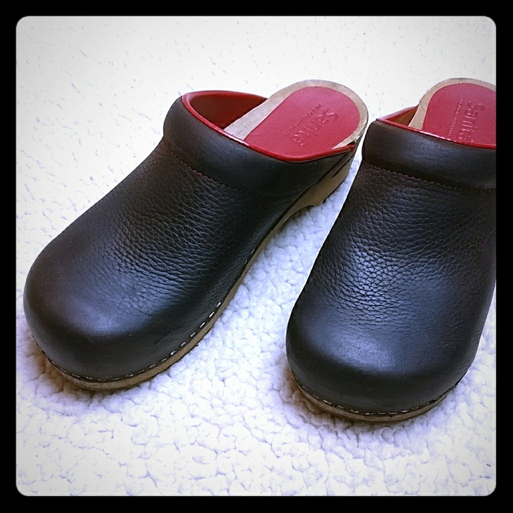 Sanita brown pebbled leather clogs, red accents 40