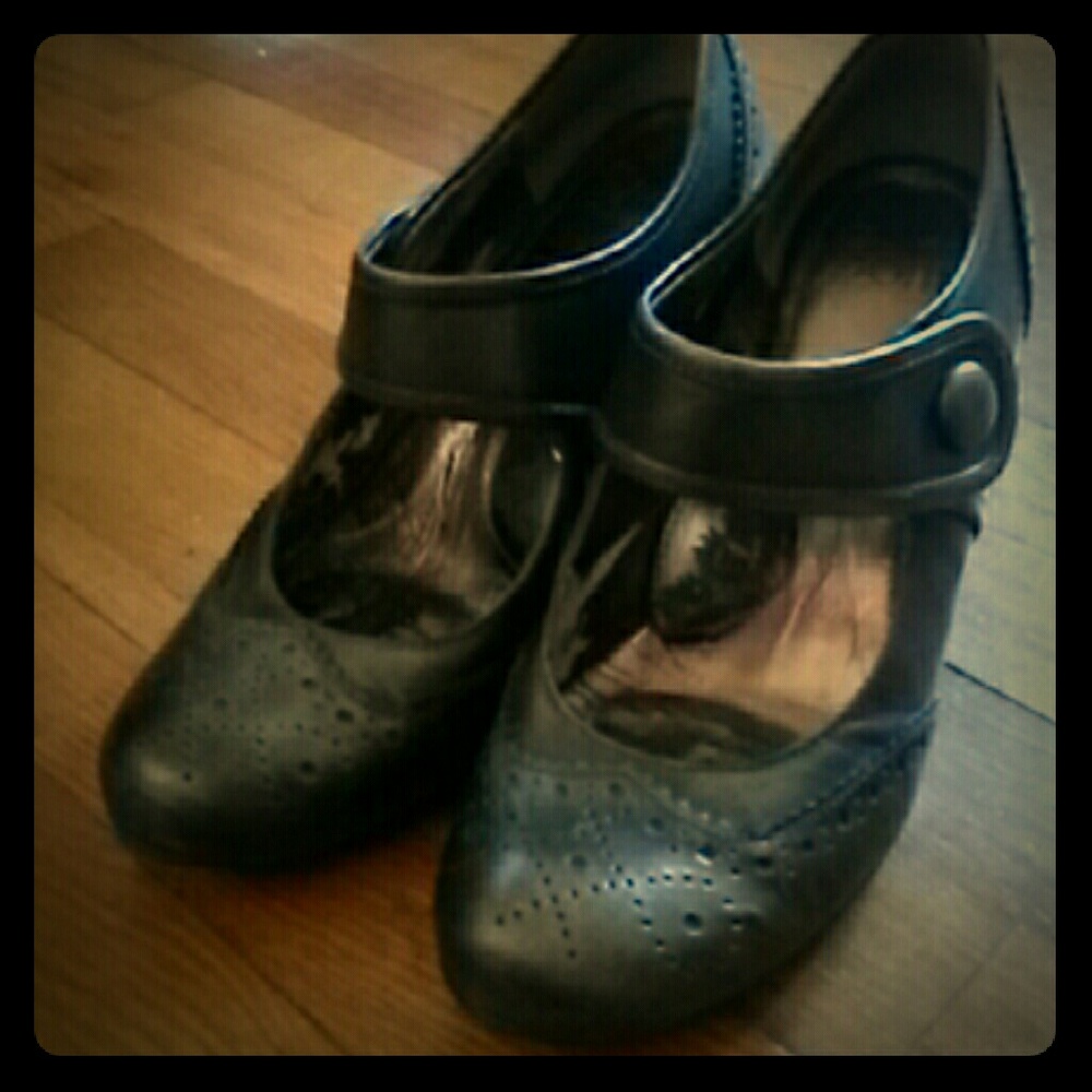 Sofft Mary Jane heel with button and toe details