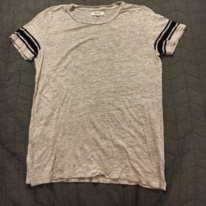 Madewell 100% linen t shirt w stripes on sleeves.