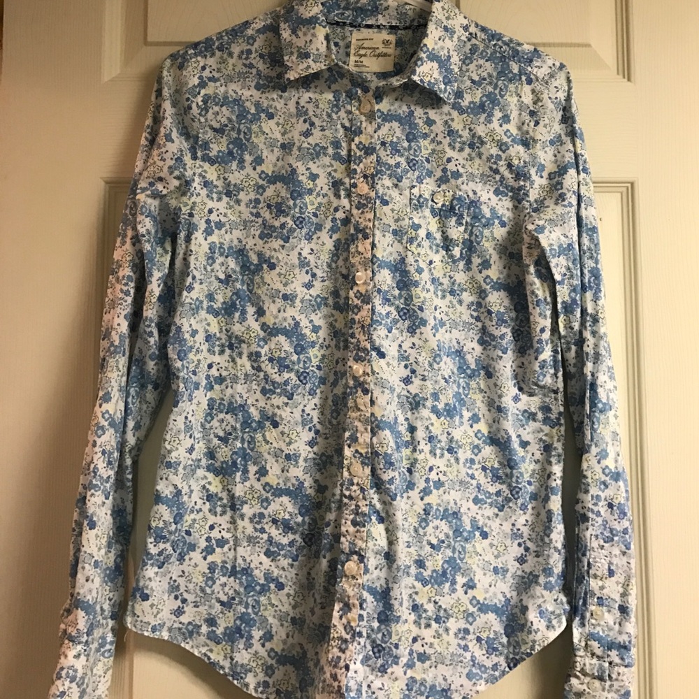 Floral button-up shirt 🌼