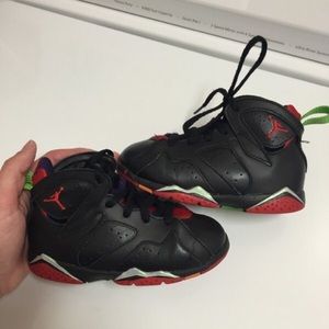 Like new LITTLE BOys MICHAEL JORDANS SZ 9