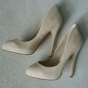 SZ 5: ALDO CREAM ROUND-TOE SUEDE PUMPS