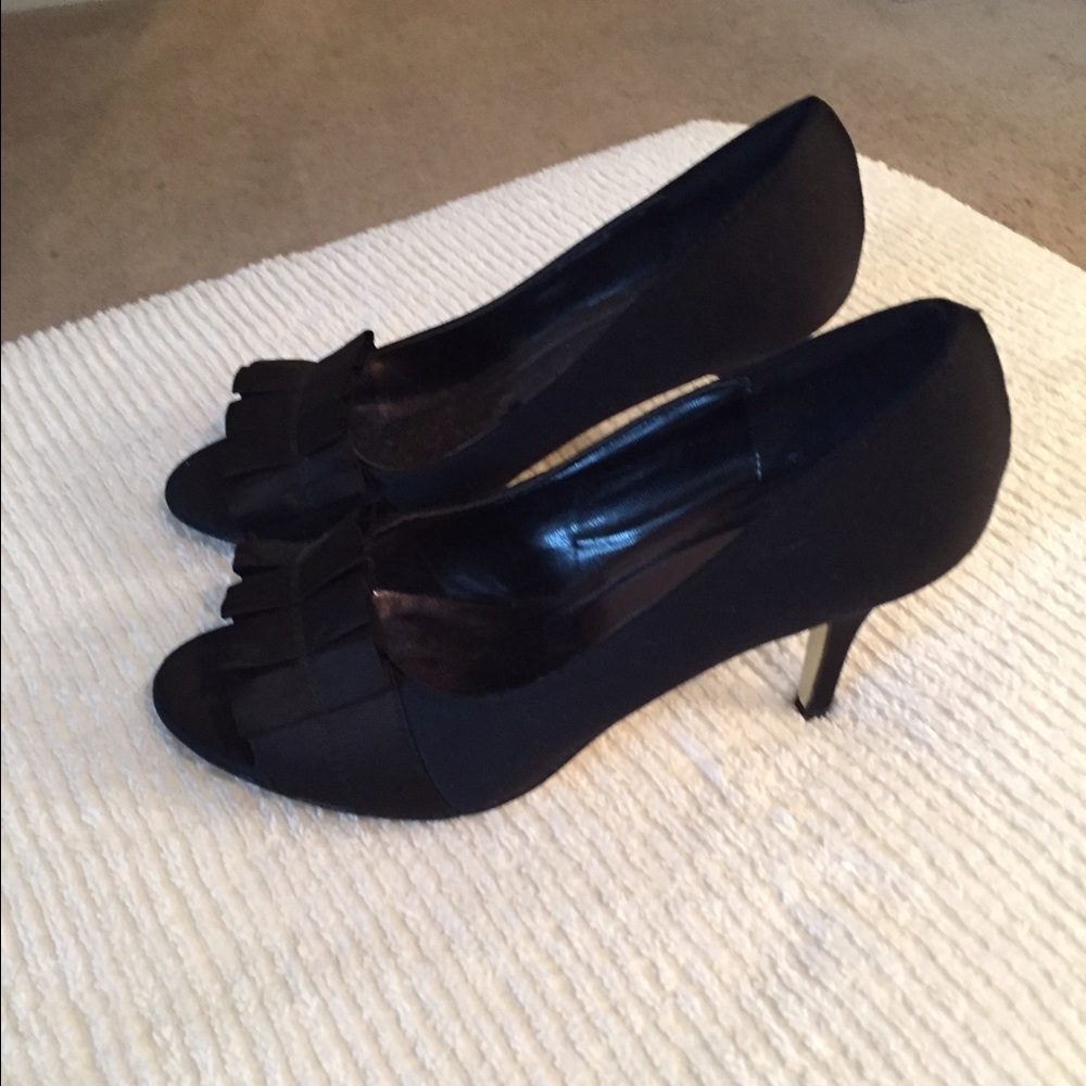 Black ruffle high heels