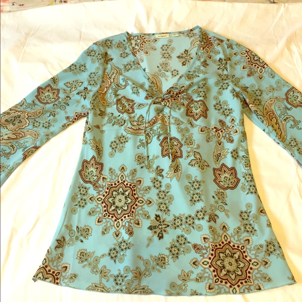 Cute retro print top with unique sleeves