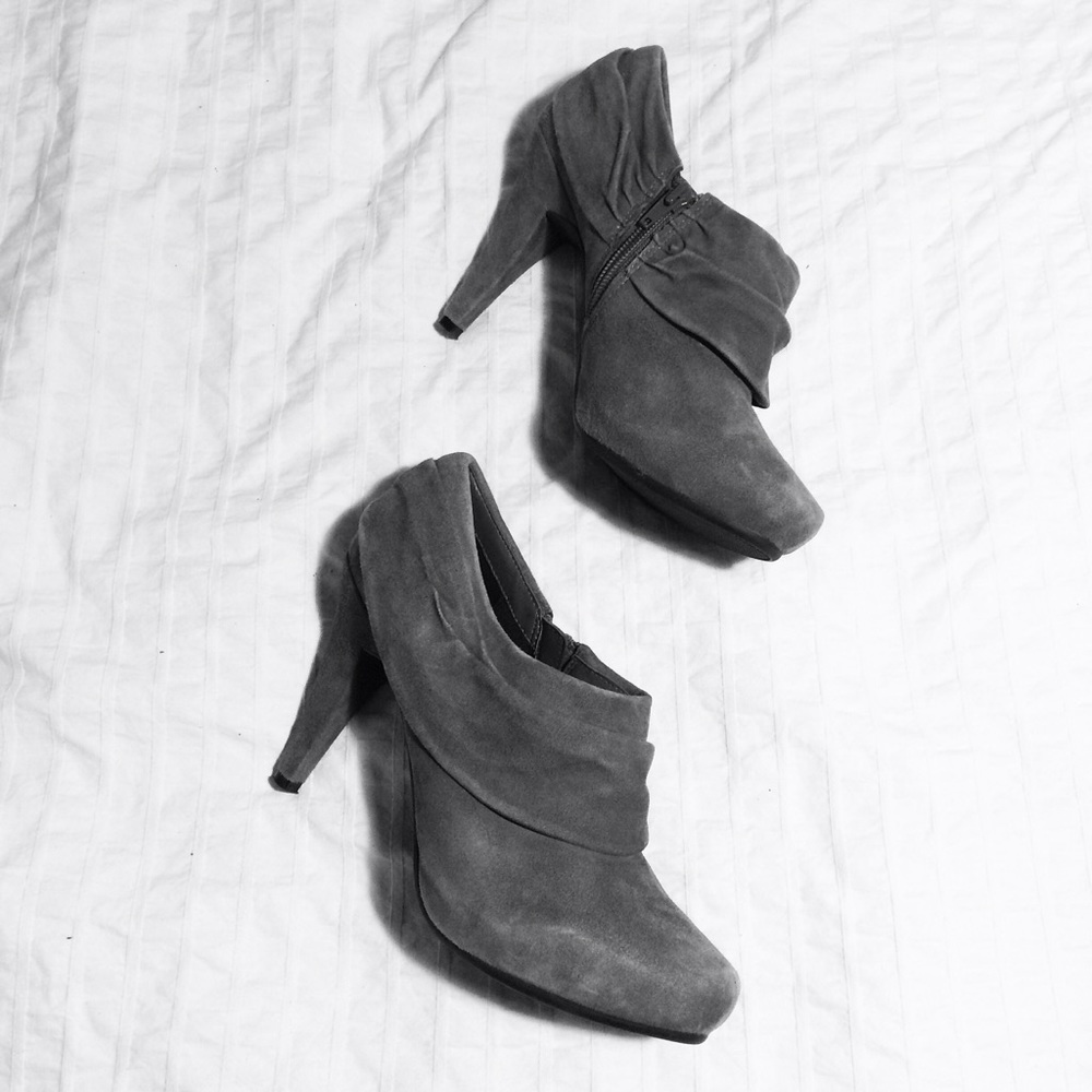 Me Too Lacona Bootie, Gray Suede - New