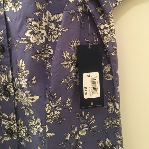 Beautiful floral button up NWT - Picture 2 of 3