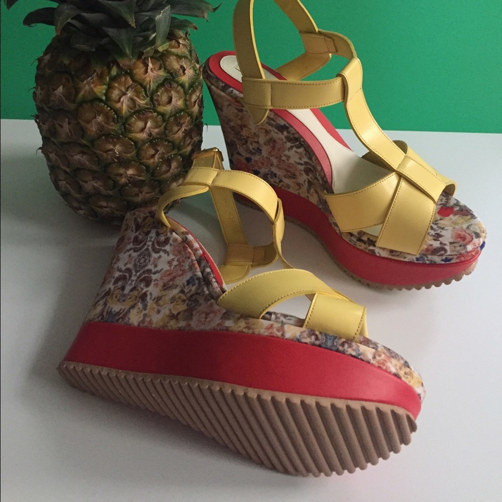 Yellow platforms - Picture 2 of 2