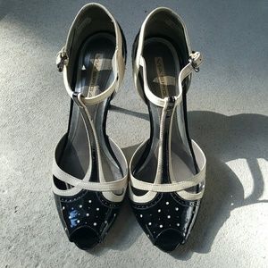 SZ 8 VIA SPIGA BLACK PATENT/CREAM LEATHER PEEP-TOE