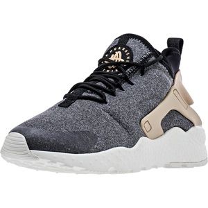 👉🏼ISO THESE NIKES👈🏼