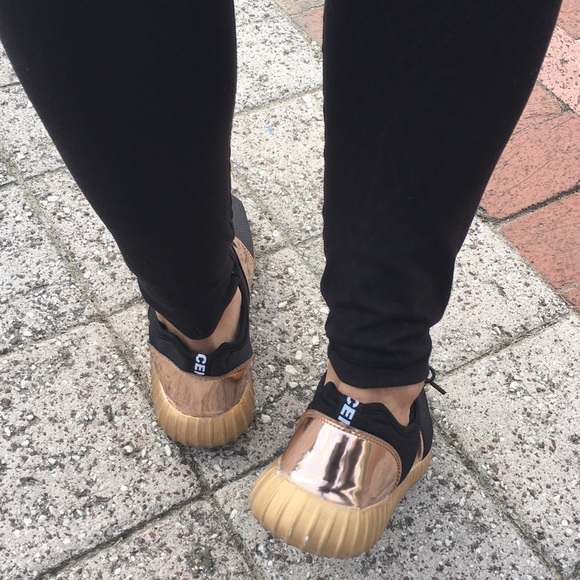 🆕Black Canvas Shoes With Rose Gold And Gold Shoes - Picture 5 of 6