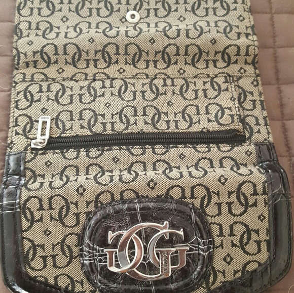 2 -Authentic Guess Purse/Bag with Matching Wallet - Picture 5 of 7