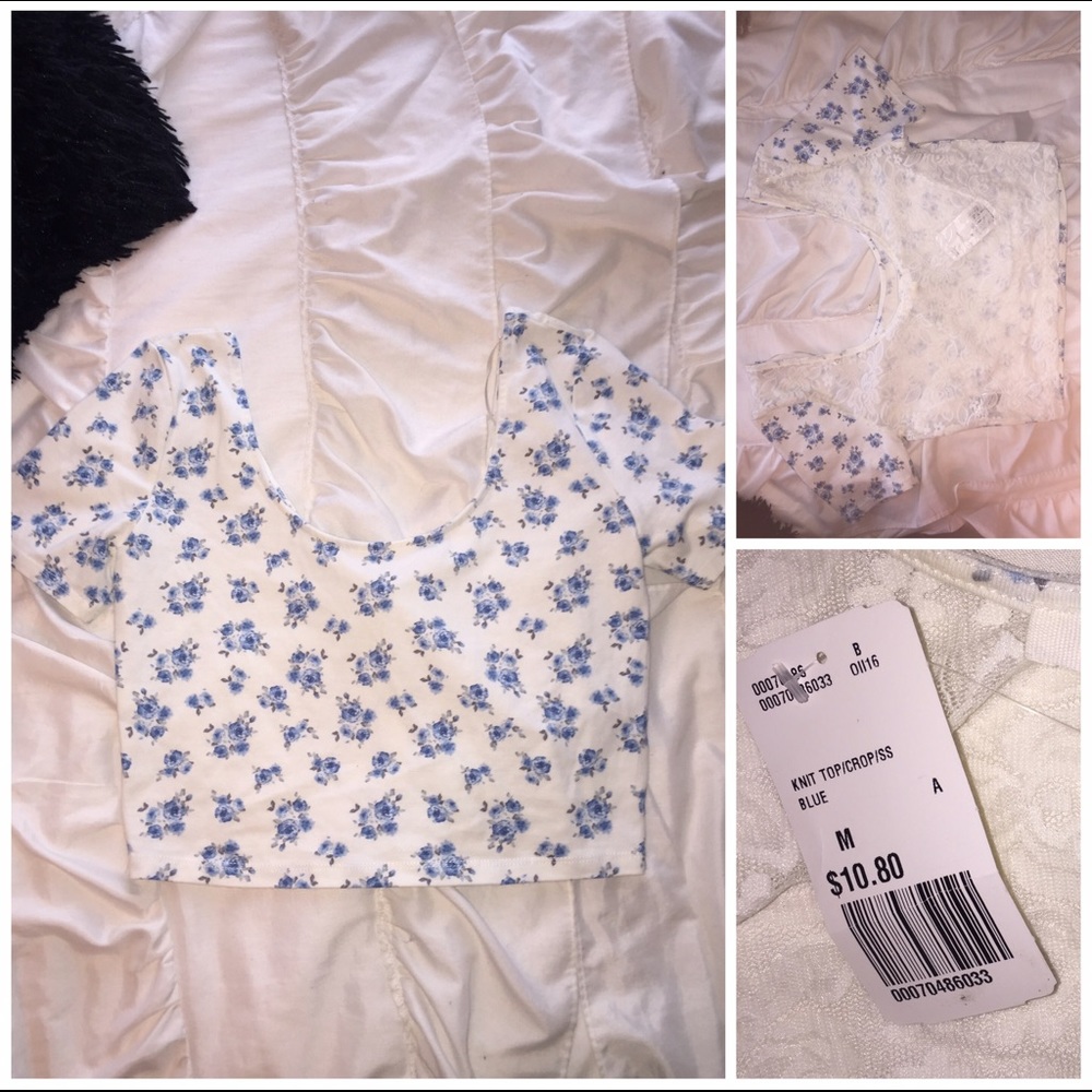 💙 NWT Floral crop top with lace back