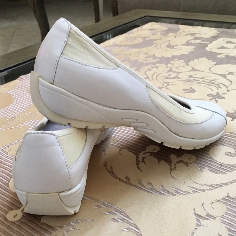 Liz Claiborne Leather Slip on wedge Heel, Size 5.5 - Picture 2 of 4