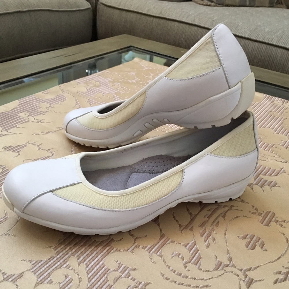 Liz Claiborne Leather Slip on wedge Heel, Size 5.5 - Picture 4 of 4