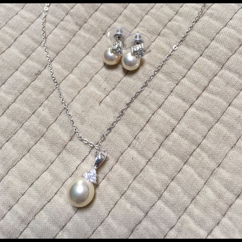 Necklace and pierce earrings pearl silver