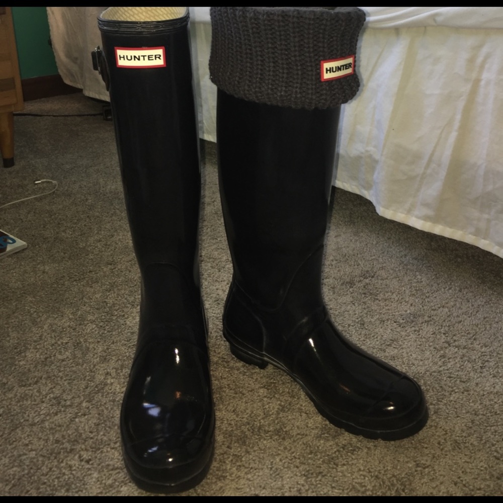 Black hunter rain boots!! gray knit socks included