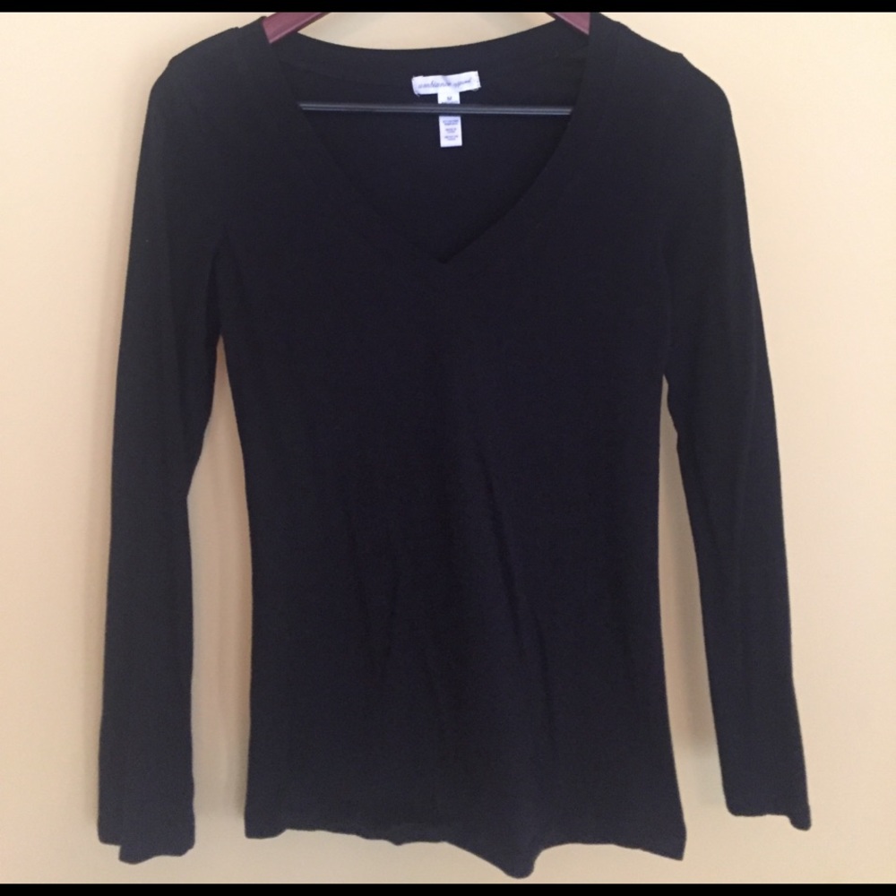 Black long sleeve v-neck tshirt