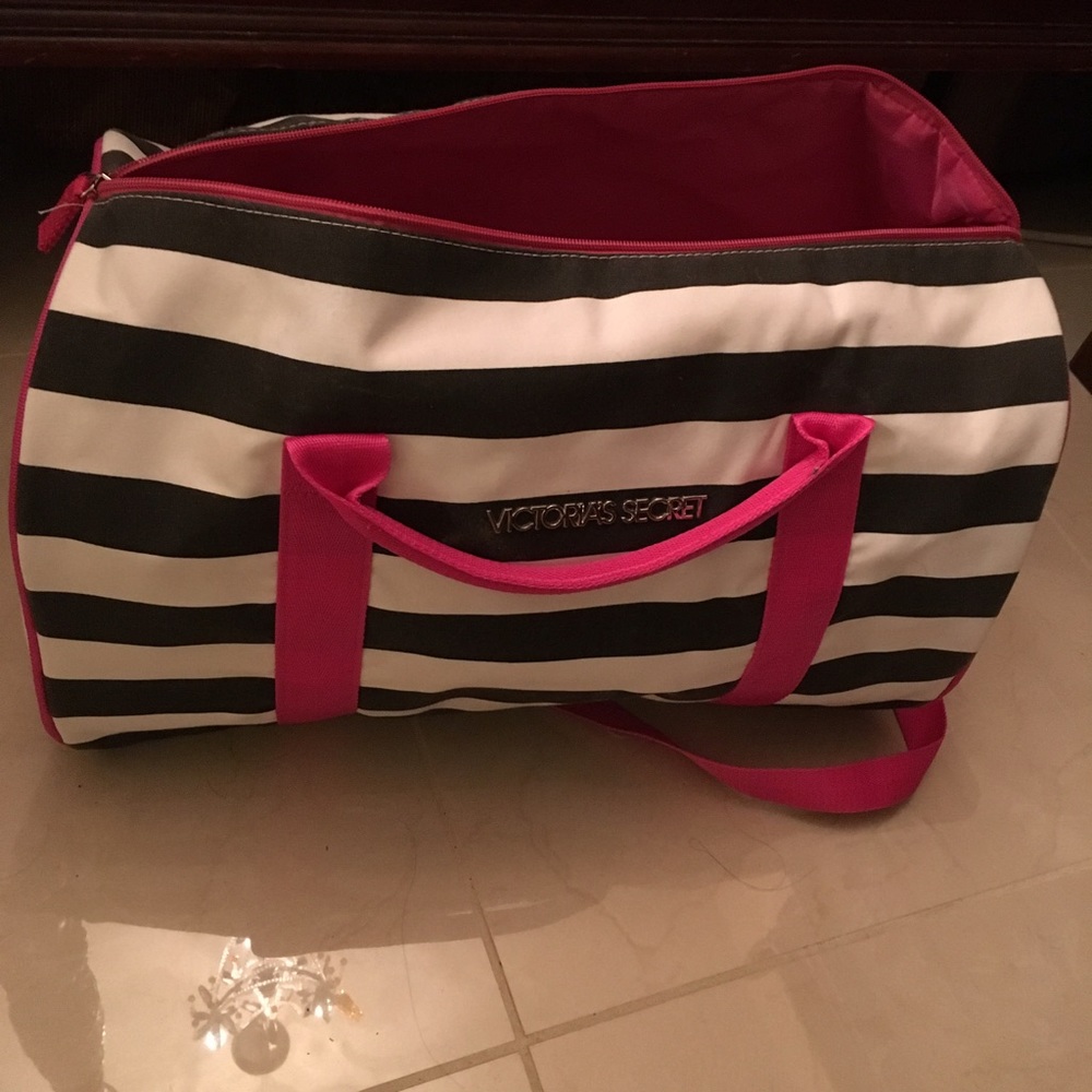 🎉SOLD🎉Black n white Victoria's Secret duffle bag