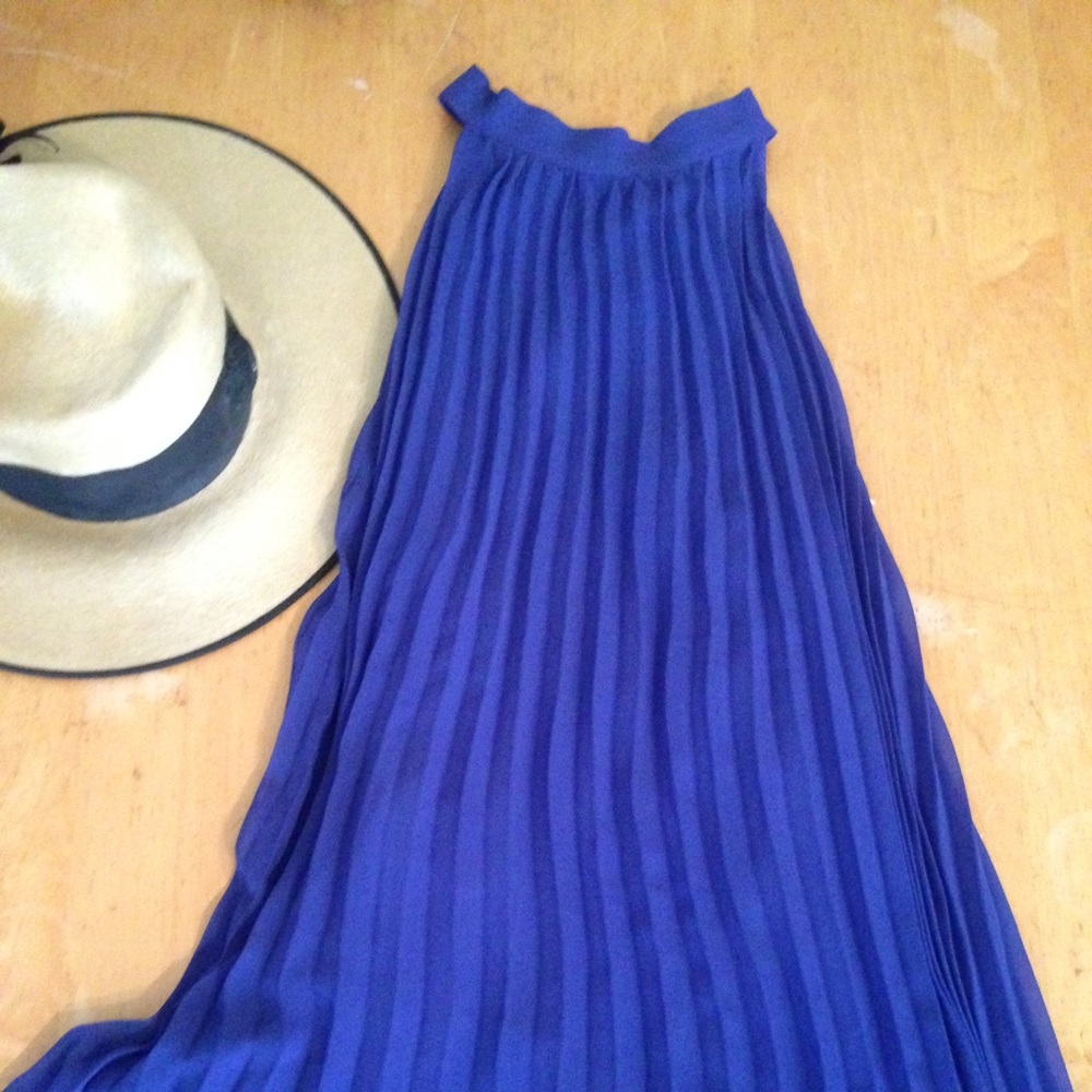 Gorgeous Lux accordion pleat sleeveless high low