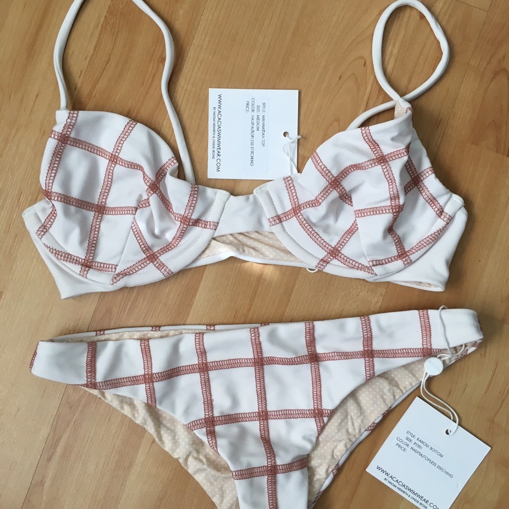 Acacia Manhattan Top & bottom
