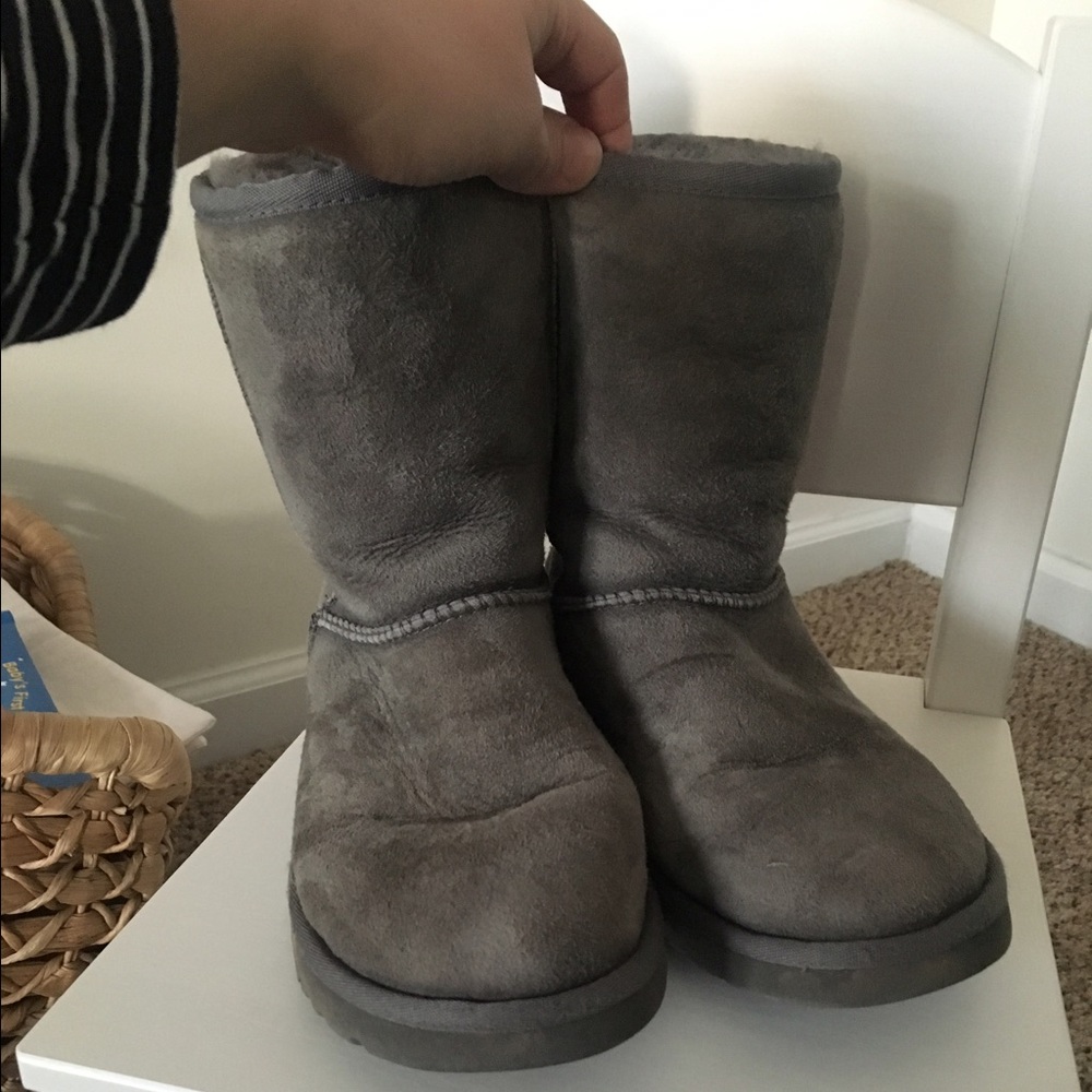 AUTHENTIC classic short UGGs
