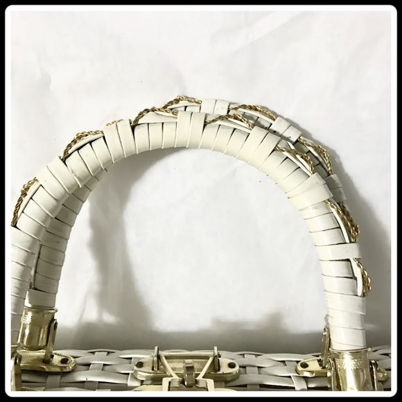 📌sold📌Vintage white wicker look vinyl bag - Picture 6 of 7