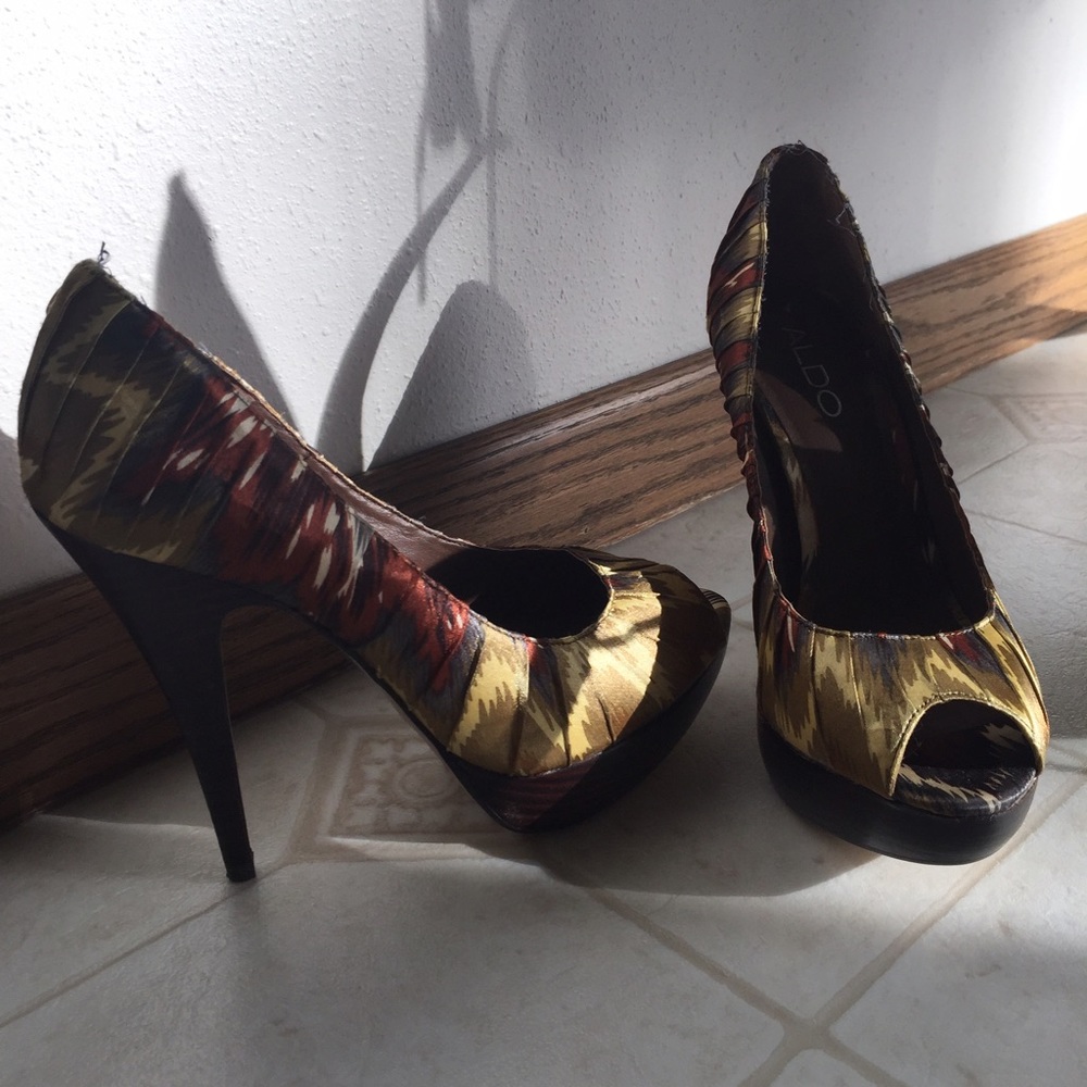 Peep toe printed heels
