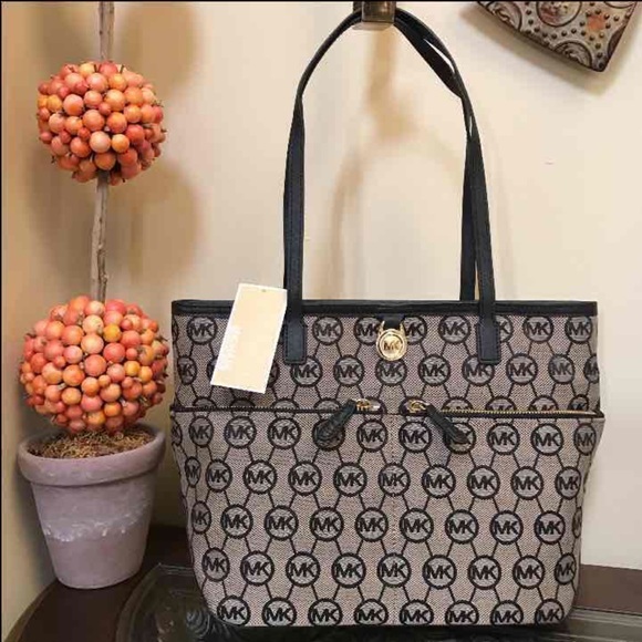 Michael Kors Handbags - NWT Michael Kors Tote