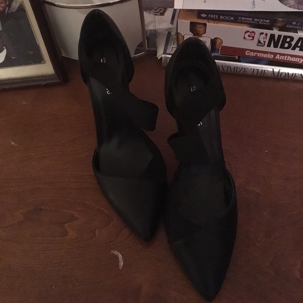 Black pumps with elastic wrap around